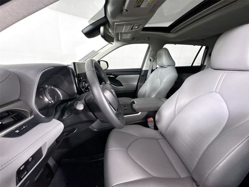 Certified 2023 Toyota Highlander XLE image 3