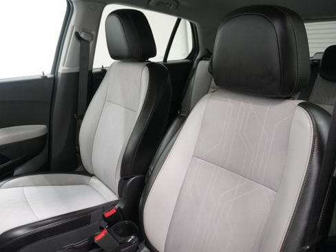 Used 2020 Chevrolet Trax LT w/ LT Convenience Package image 10