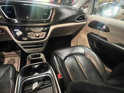 Used 2019 Chrysler Pacifica Touring-L FWD image 19
