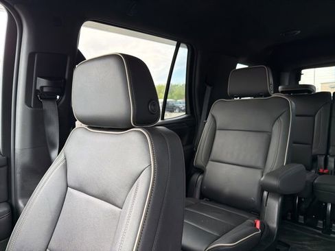 Used 2023 GMC Yukon SLT w/ SLT Luxury Package AWD/4WD image 9
