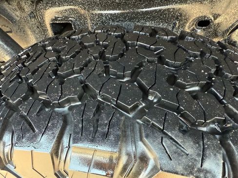 Used 2023 Jeep Gladiator Sport image 15