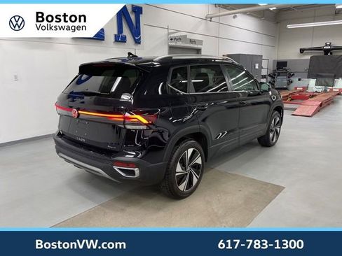 Used 2025 Volkswagen Taos SE w/ Panoramic Sunroof Package image 4
