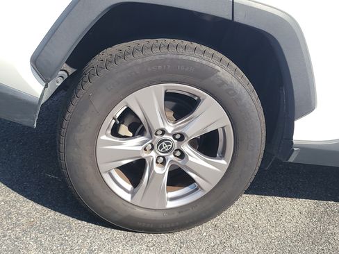 Used 2022 Toyota RAV4 XLE w/ Convenience Package FWD image 9