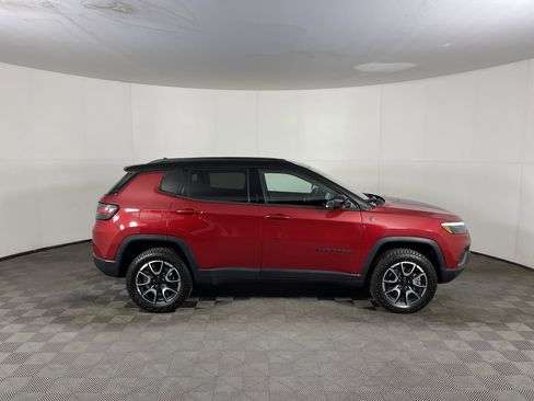 Used 2024 Jeep Compass Trailhawk w/ Trailhawk Elite Group image 5