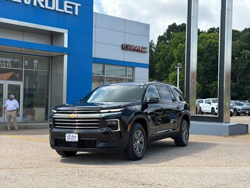 Used 2025 Chevrolet Traverse LT FWD image 12