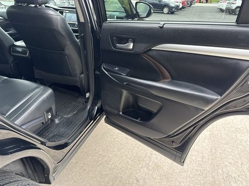 Used 2018 Toyota Highlander XLE AWD/4WD image 37