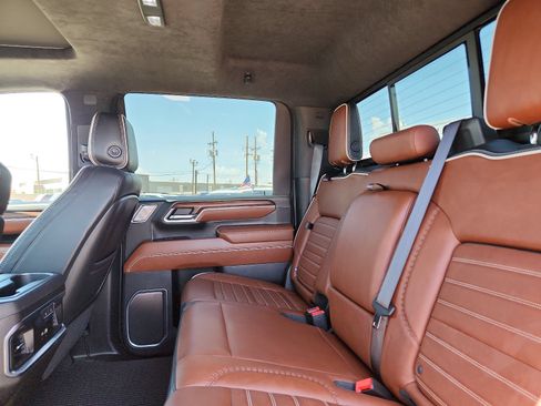 Used 2024 GMC Sierra 2500 Denali Ultimate w/ Max Trailering Package AWD/4WD image 8
