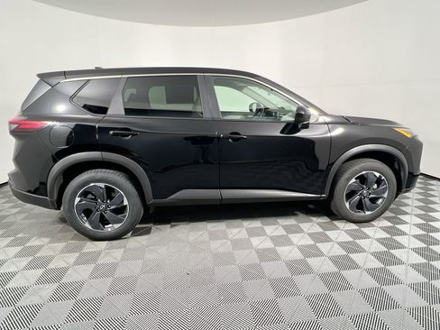 Used 2025 Nissan Rogue SV image 2