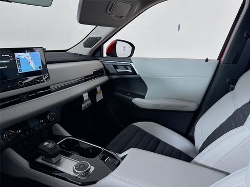 New 2025 Mitsubishi Outlander SE image 25