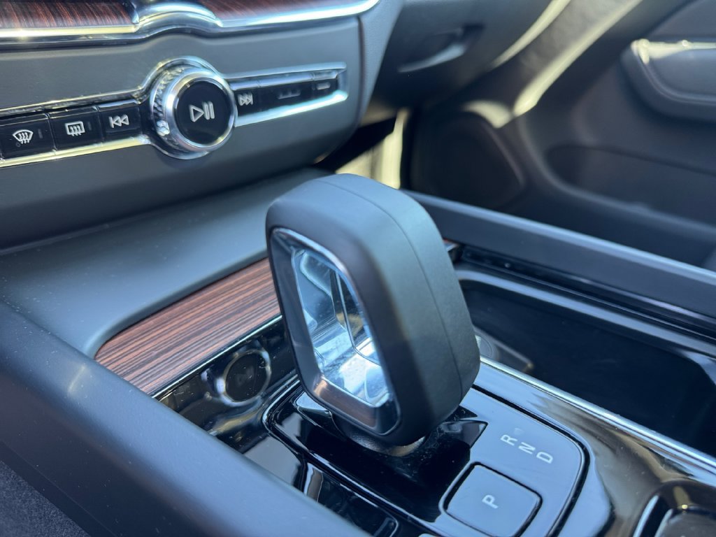 Certified 2024 Volvo XC60 B5 Plus AWD/4WD image 19