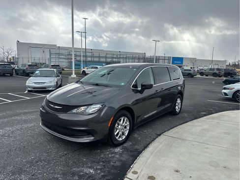 Used 2023 Chrysler Voyager LX image 4