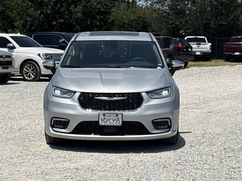 Used 2023 Chrysler Pacifica Limited FWD image 2