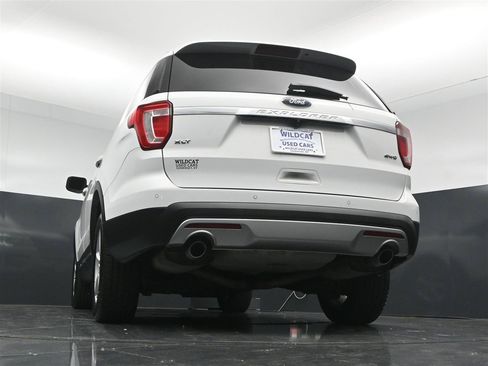 Used 2017 Ford Explorer XLT w/ Equipment Group 201A AWD/4WD image 33