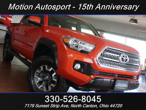 Used 2017 Toyota Tacoma TRD Off-Road w/ Premium & Technology Package image 55