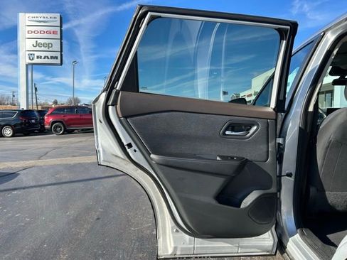 Used 2023 Nissan Rogue SV image 19