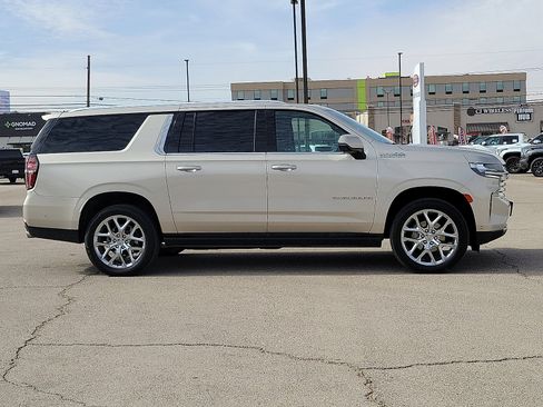 Used 2024 Chevrolet Suburban High Country w/ Advanced Technology Package image 5