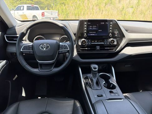 Used 2022 Toyota Highlander XLE FWD image 23
