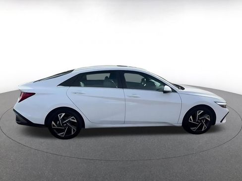 Used 2025 Hyundai Elantra Limited image 16