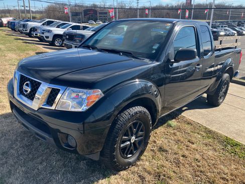 Used 2019 Nissan Frontier SV image 3