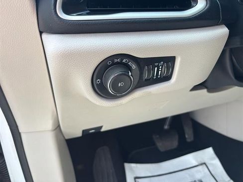 Used 2023 Chrysler Pacifica Touring-L FWD image 19
