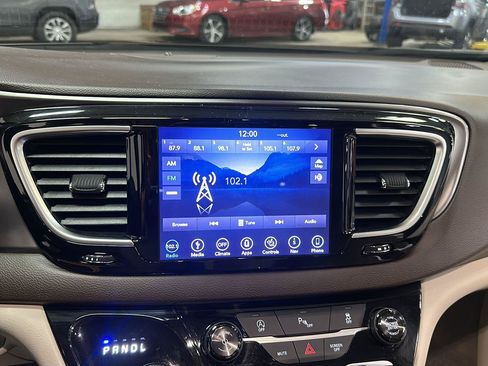Used 2018 Chrysler Pacifica Touring-L Plus w/ Tire & Wheel Group FWD image 20