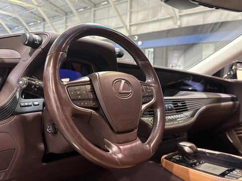 Used 2018 Lexus LS 500 w/ Accessory Package (Z2) RWD image 20