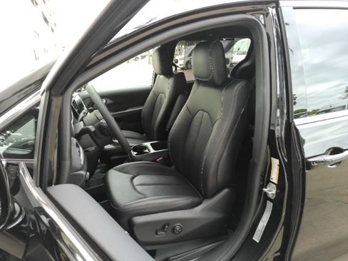 Used 2026 Chrysler Pacifica Select FWD image 16
