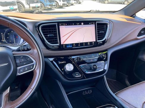 Used 2021 Chrysler Pacifica Limited AWD/4WD image 18