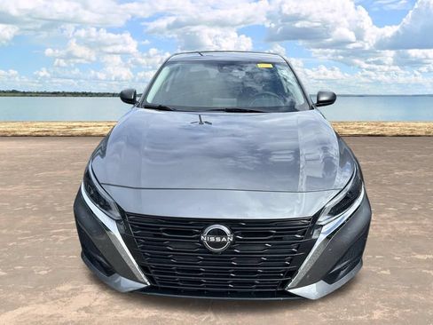 Used 2025 Nissan Altima 2.5 SV FWD image 2