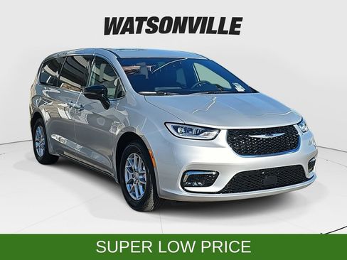 New 2026 Chrysler Pacifica Select image 1