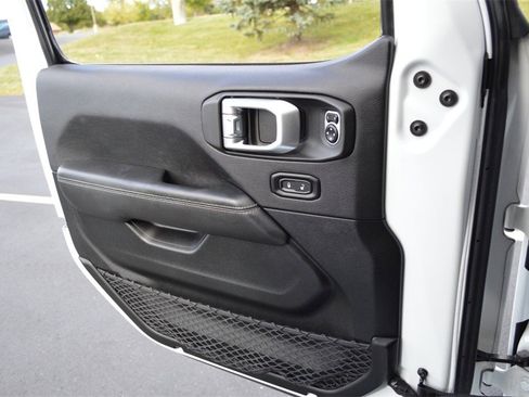 Used 2020 Jeep Wrangler Unlimited Sahara image 28