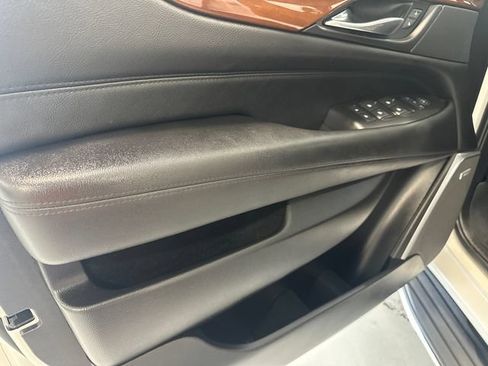 Used 2019 Cadillac Escalade Luxury AWD/4WD image 22