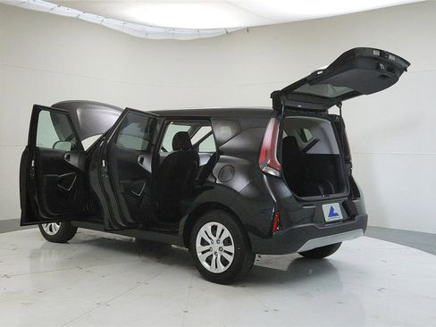 Used 2023 Kia Soul LX image 12