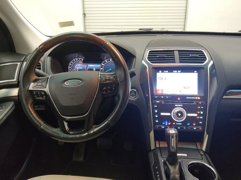 Used 2017 Ford Explorer Platinum image 22