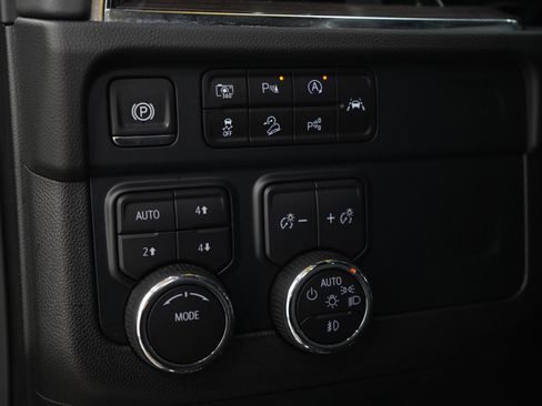 Used 2025 Chevrolet Tahoe Z71 AWD/4WD image 28