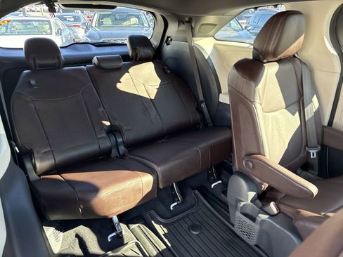 Used 2024 Toyota Sienna Platinum image 30