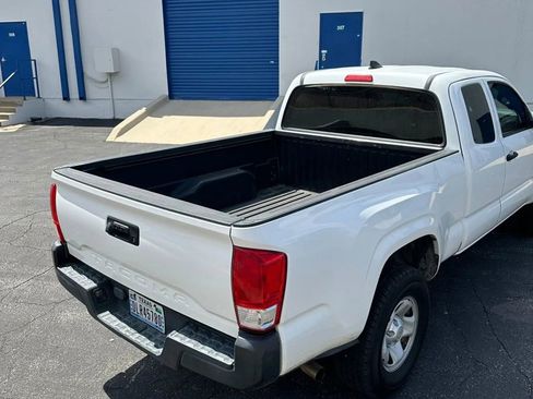 Used 2016 Toyota Tacoma SR image 3