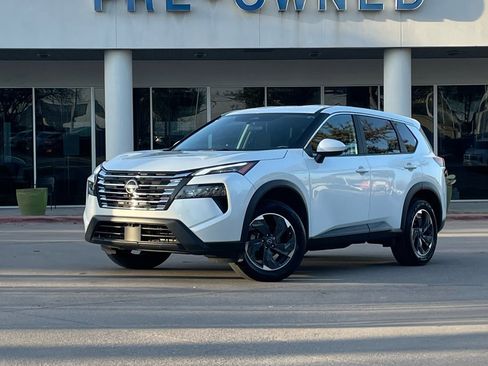 Used 2024 Nissan Rogue SV image 1