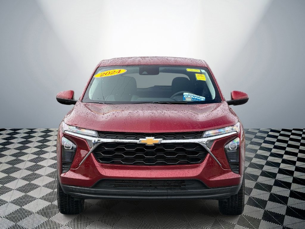 Used 2024 Chevrolet Trax LS w/ LS Convenience Package FWD image 2