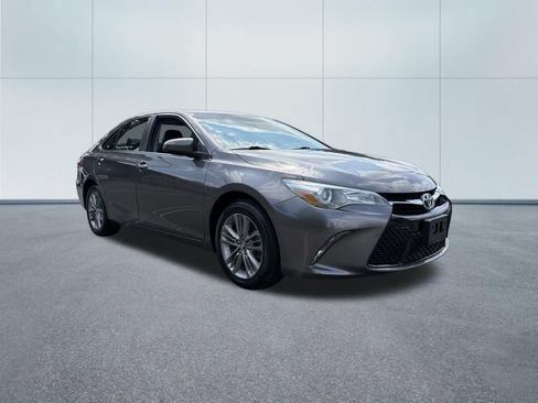 Used 2017 Toyota Camry SE w/ Moonroof Package FWD image 4
