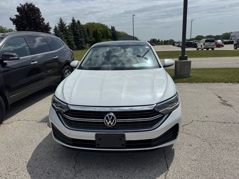 Used 2024 Volkswagen Jetta SE w/ Panoramic Sunroof Package FWD image 2
