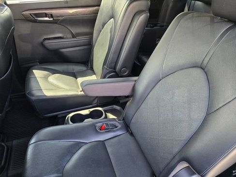 Used 2023 Toyota Highlander Platinum AWD/4WD image 7