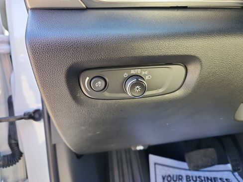 Used 2022 Chevrolet Traverse LT image 16