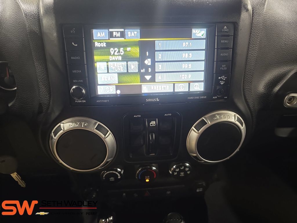 Used 2015 Jeep Wrangler Unlimited Sahara w/ Connectivity Group AWD/4WD image 20