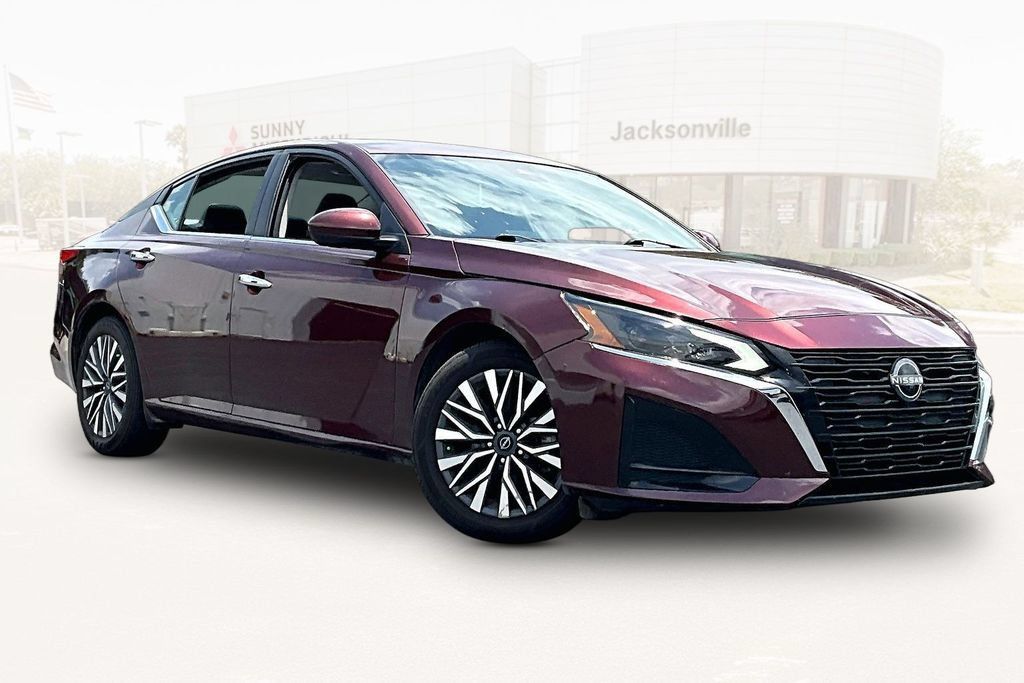 Used 2024 Nissan Altima 2.5 SV w/ SV Premium Package FWD image 3