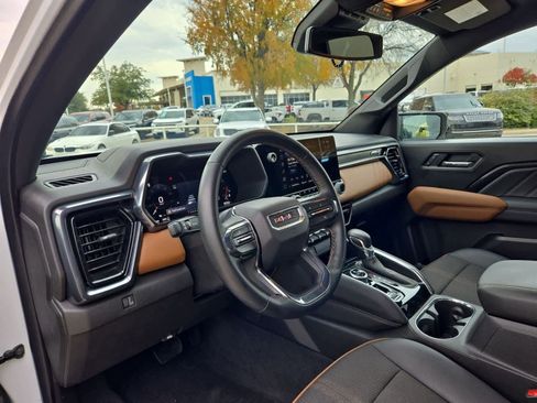 Used 2024 GMC Canyon AT4 image 2