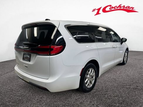 Used 2024 Chrysler Pacifica Touring-L FWD image 25