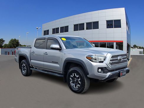 Used 2017 Toyota Tacoma TRD Off-Road AWD/4WD image 1