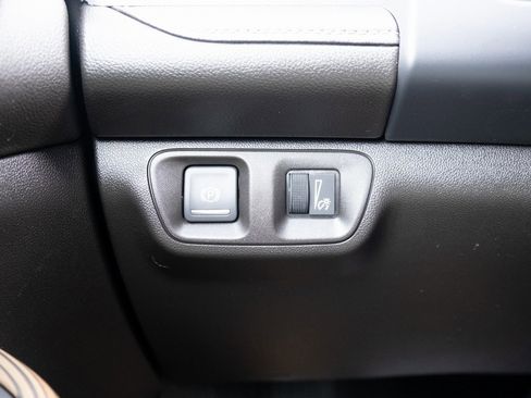 Used 2022 GMC Acadia SLE image 10