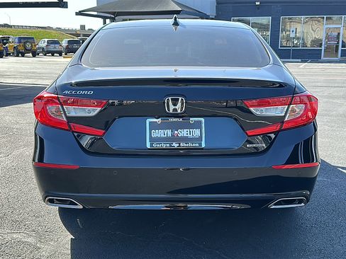 Used 2018 Honda Accord Touring image 7